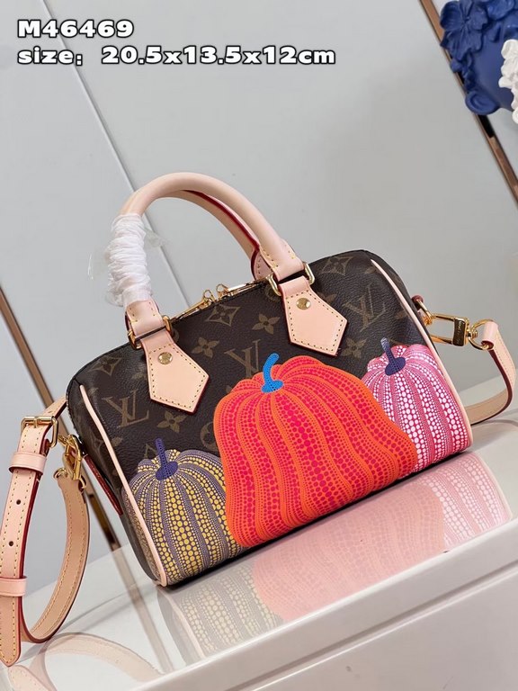 M46469 LV x YK SPEEDY BANDOULIèRE 20 Handbag Old Flower (Pumpkin) Crafted from classic Monogram canvas, the Nano Speedy handbag exudes ultimate femininity and is ideal for carrying your everyday essentials. The perfect m