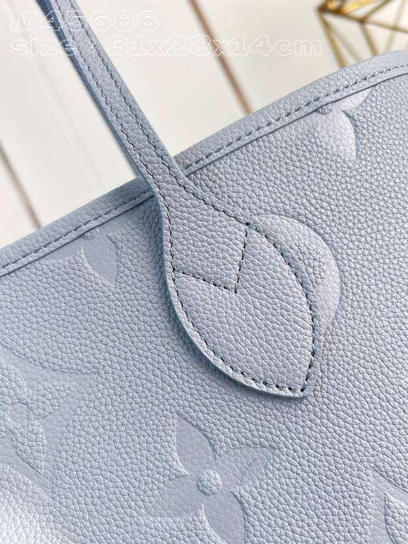 M45686 Haze Blue Embossed 】This Neverfull medium bag is made of Monogram Empreinte grained leather with microfiber lining and metal hardware. Tighten or loosen the side straps for a smart or laid-back look. The zippered 