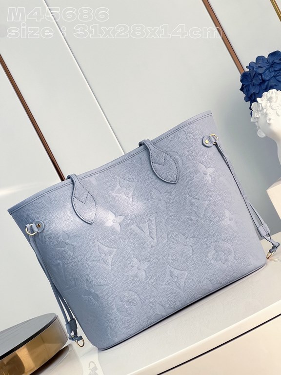 M45686 Haze Blue Embossed 】This Neverfull medium bag is made of Monogram Empreinte grained leather with microfiber lining and metal hardware. Tighten or loosen the side straps for a smart or laid-back look. The zippered 