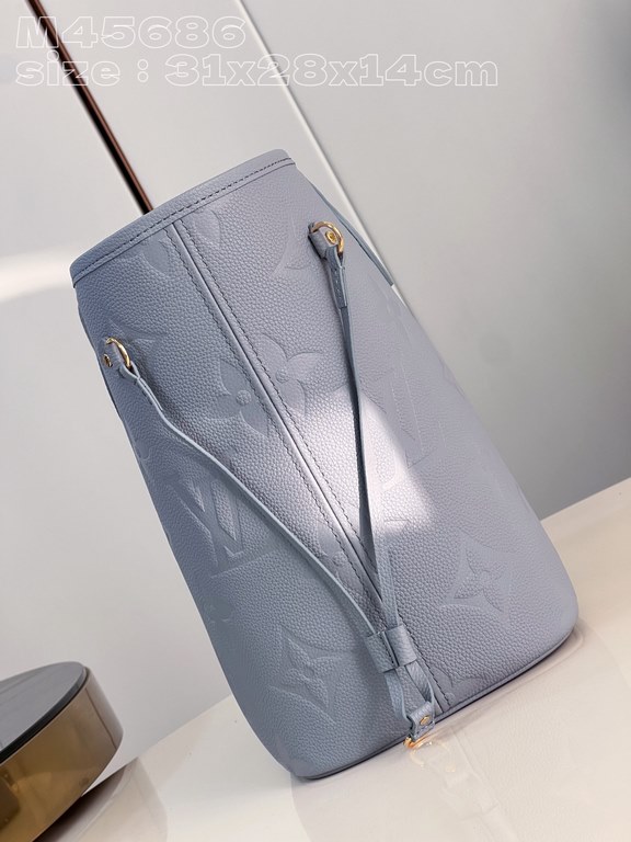 M45686 Haze Blue Embossed 】This Neverfull medium bag is made of Monogram Empreinte grained leather with microfiber lining and metal hardware. Tighten or loosen the side straps for a smart or laid-back look. The zippered 