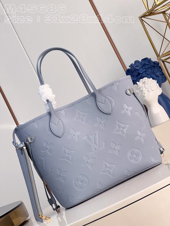 M45686 Haze Blue Embossed 】This Neverfull medium bag is made of Monogram Empreinte grained leather with microfiber lining and metal hardware. Tighten or loosen the side straps for a smart or laid-back look. The zippered 