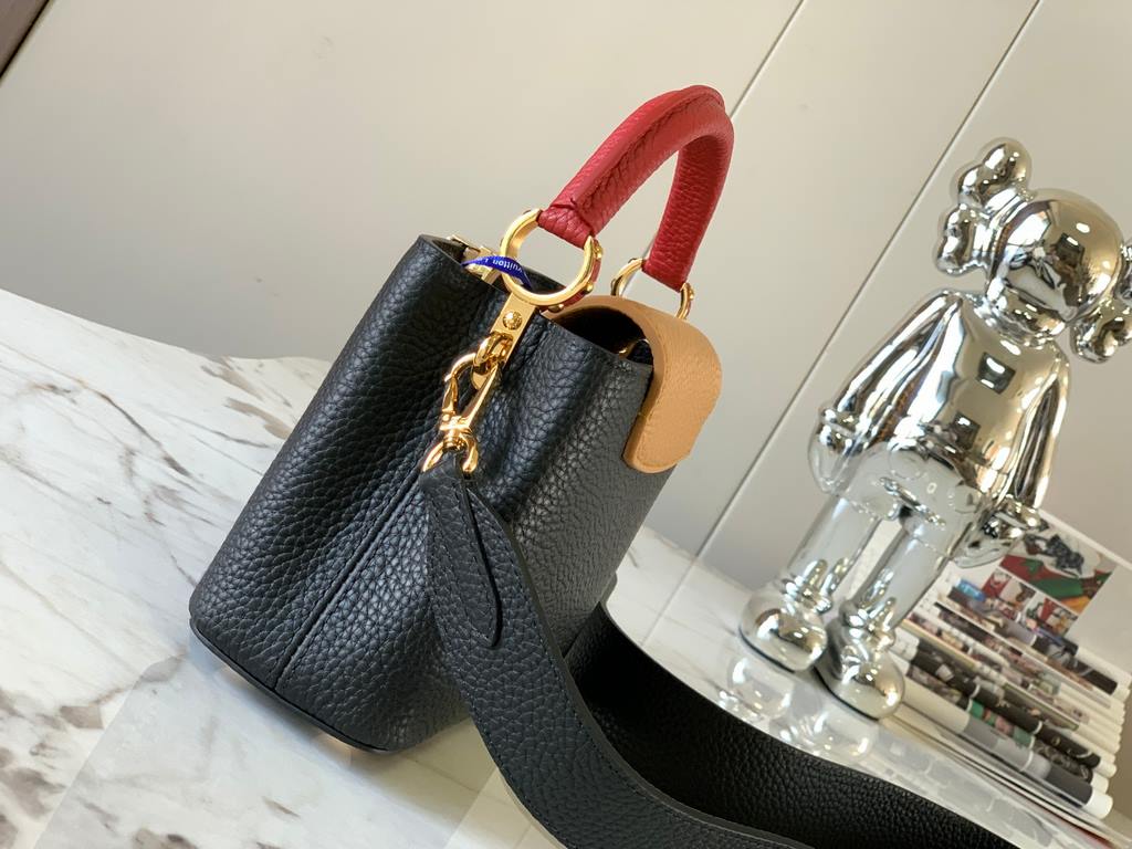 M59440 Black with Crimson Gold Buckle]This Capucines mini bag is crafted from grained cowhide leather and features a color-blocked body and top handle and flap, LV lettering for visual interest, and a wide, removable sho