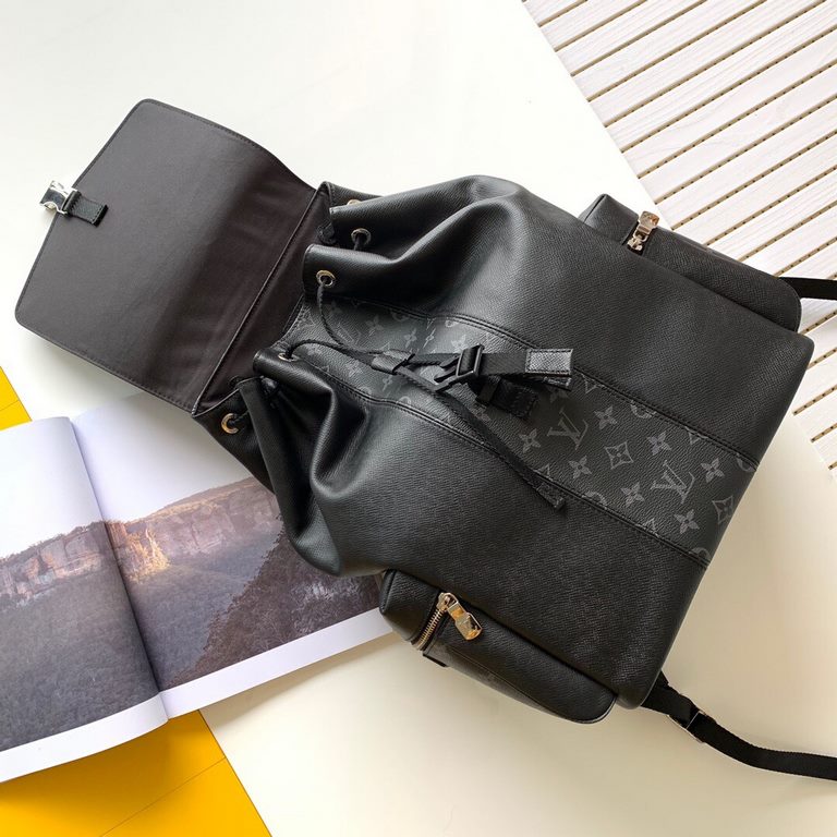 TopM30417 OUTDOOR SHOULDER BAGThe Outdoor shoulder bag from the Tagarama collection combines Taga leather and Monogram Eclipse canvas in a modern configuration that conveys vintage style. The secure snap closure and zipp