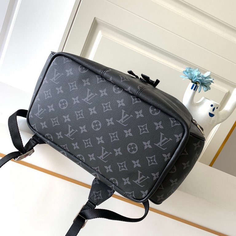 TopM30417 OUTDOOR SHOULDER BAGThe Outdoor shoulder bag from the Tagarama collection combines Taga leather and Monogram Eclipse canvas in a modern configuration that conveys vintage style. The secure snap closure and zipp