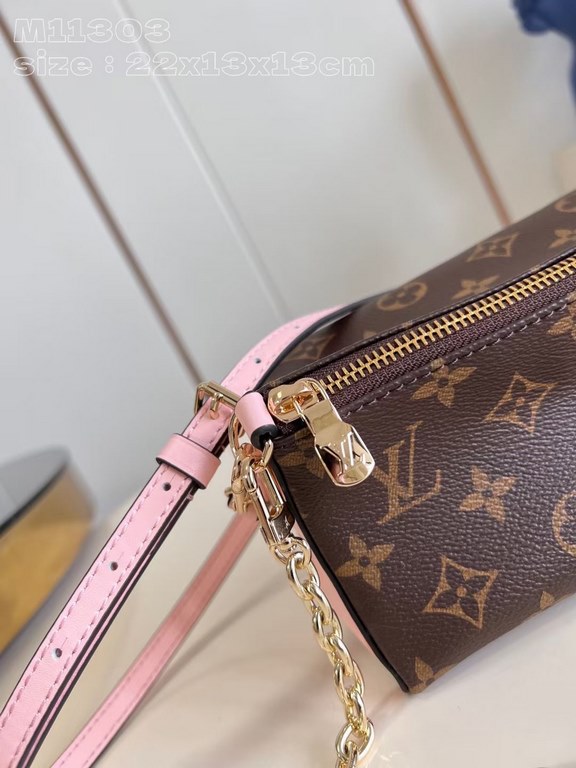 Exclusive M11303 Pink 】The Bloom Pouch is a gentle take on the Monogram's floral inspiration with its classic Monogram canvas and muted leather side panels. The compact shape organizes a short wallet, cell phone, keys, l