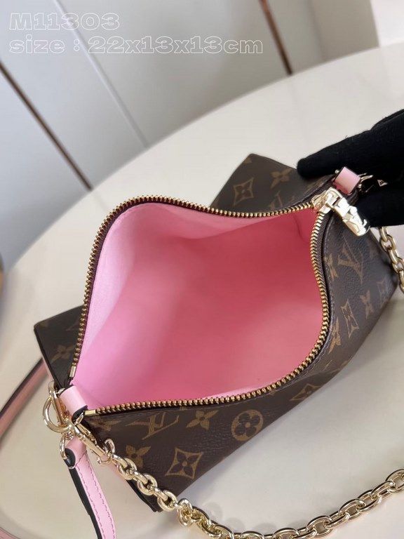 Exclusive M11303 Pink 】The Bloom Pouch is a gentle take on the Monogram's floral inspiration with its classic Monogram canvas and muted leather side panels. The compact shape organizes a short wallet, cell phone, keys, l