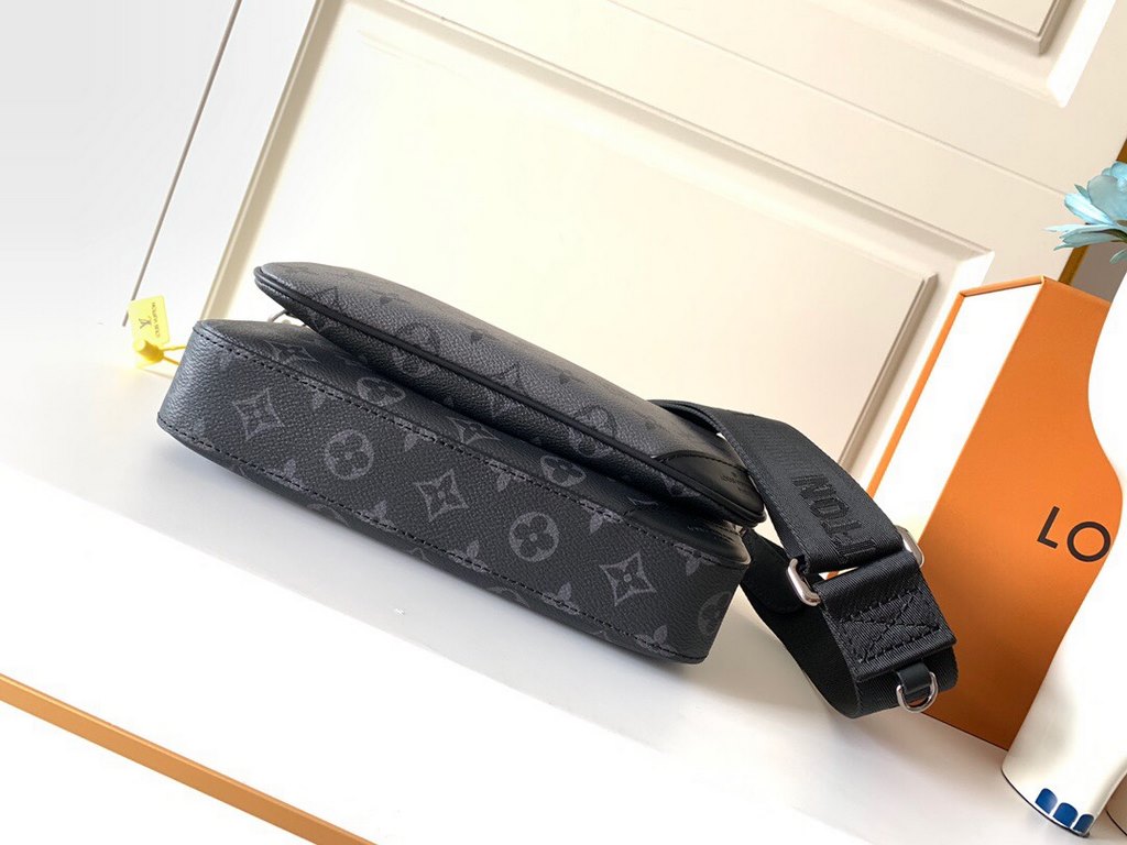 The Premium Trio Messenger Bag is made of Monogram Eclipse canvas and Monogram Eclipse Reverse canvas. The signature grey pattern in the same color palette accentuates the lines of this versatile design. In addition to t