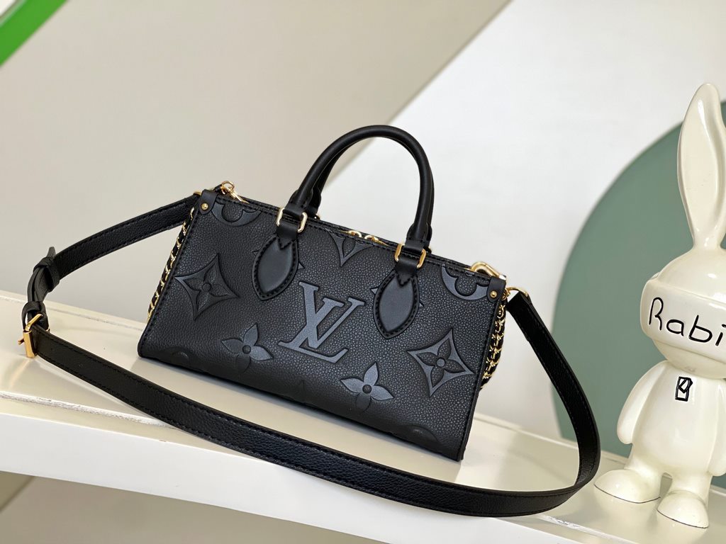 M23640 Black [OnTheGo East West Handbag].Introducing the Ays OnTheGo small tote bag design, the East West's ample shape is reinvented in Monogram Empreinte leather with the Giant Monogram embossed on the leather body and