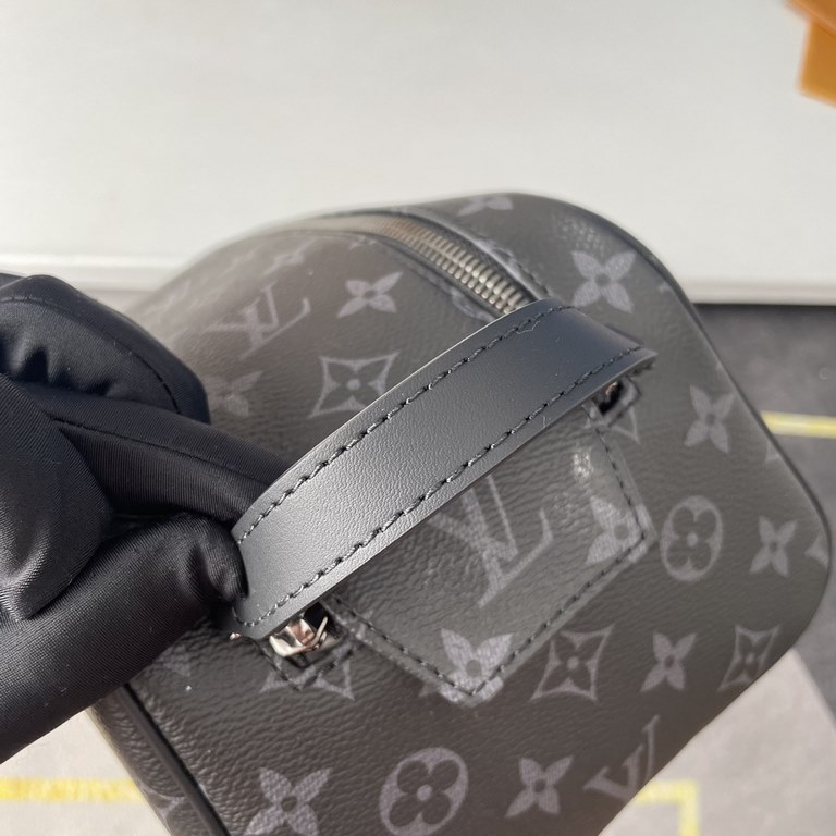 Top    Overseas Original M47528 Black Flower Exclusive! Louis Vuitton's iconic Monogram canvas and cowhide leather trimmings give the Dopp toiletry bag its classic charm, with a generous interior for safe storage of toil