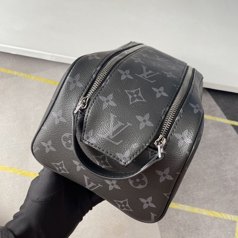 Top    Overseas Original M47528 Black Flower Exclusive! Louis Vuitton's iconic Monogram canvas and cowhide leather trimmings give the Dopp toiletry bag its classic charm, with a generous interior for safe storage of toil