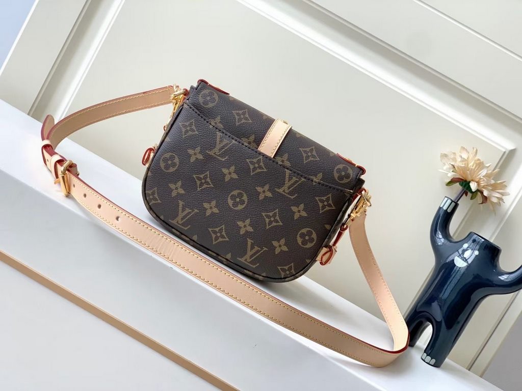 Top Premium [Exclusive Actual M46740 Aged 】Mini Twin Monogram Canvas Saumur BB Handbag reinterprets a much-loved archival design with modern style. The saddlebag shape and natural cowhide leather belt buckle evoke the eq