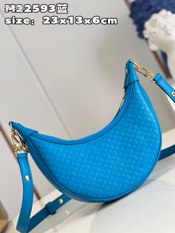 MM22593 BLUE] A Loop bag in cowhide leather with a miniature Monogram pattern. The colorful silkscreened LV monogram logo and Monogram floral pattern create a gentle contrast with the body of the bag. The chain and iconi