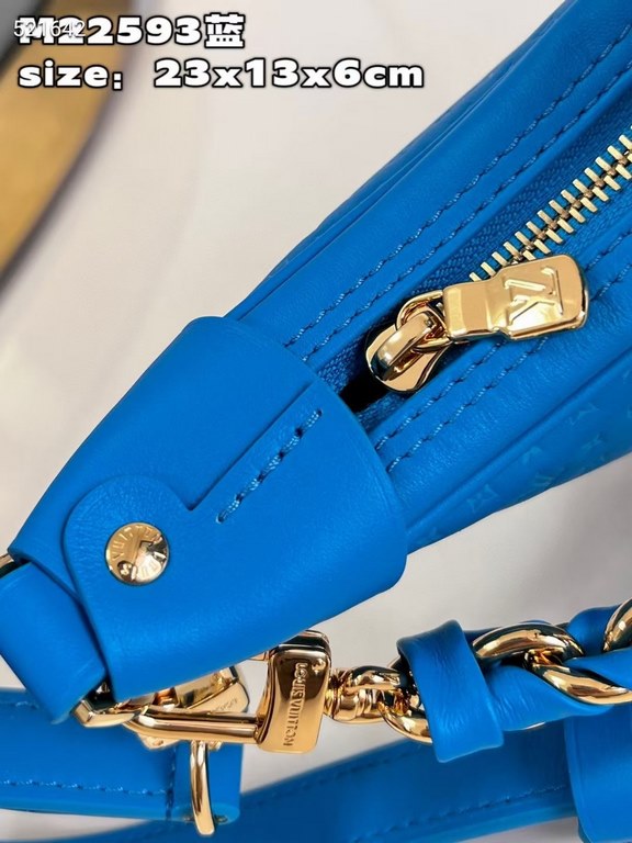 MM22593 BLUE] A Loop bag in cowhide leather with a miniature Monogram pattern. The colorful silkscreened LV monogram logo and Monogram floral pattern create a gentle contrast with the body of the bag. The chain and iconi