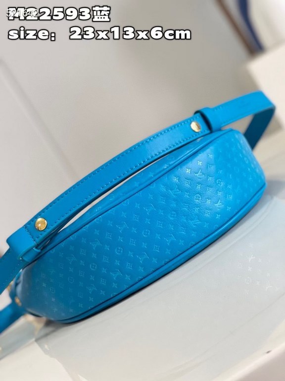 MM22593 BLUE] A Loop bag in cowhide leather with a miniature Monogram pattern. The colorful silkscreened LV monogram logo and Monogram floral pattern create a gentle contrast with the body of the bag. The chain and iconi