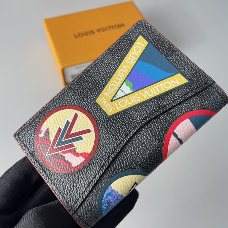 Top    Overseas Original N60130 Exclusive Photo! Tailored from Damier Graphite canvas, the Winter 2018 Pocket Money Clip comes with an embossed printed leather appliqué of an Alpine landscape with a classic LV logo theme