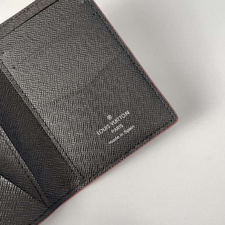 Top    Overseas Original N60130 Exclusive Photo! Tailored from Damier Graphite canvas, the Winter 2018 Pocket Money Clip comes with an embossed printed leather appliqué of an Alpine landscape with a classic LV logo theme