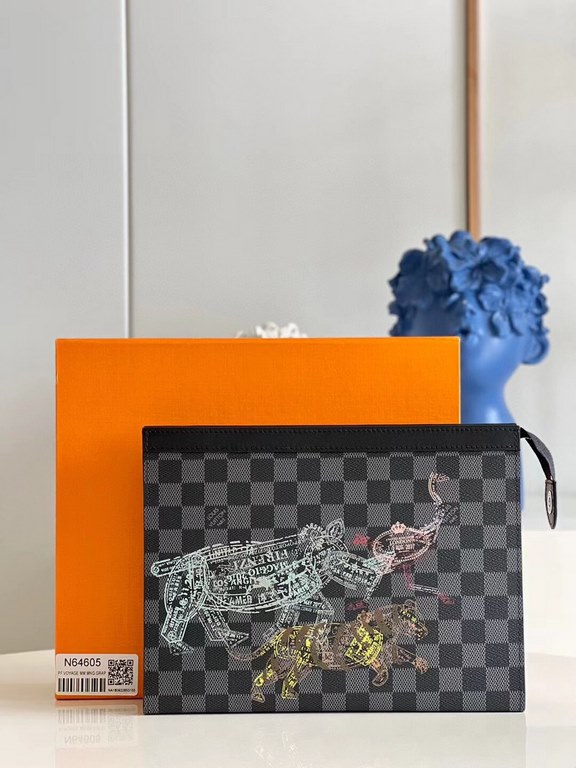 Top [Exclusive N64605] This Pochette Voyage clutch bag encounters the Louis Vuitton seal theme, depicting a wildlife rush in classic Damier Graphite canvas with passport stamp motifs, a tribute to the spirit of free trav