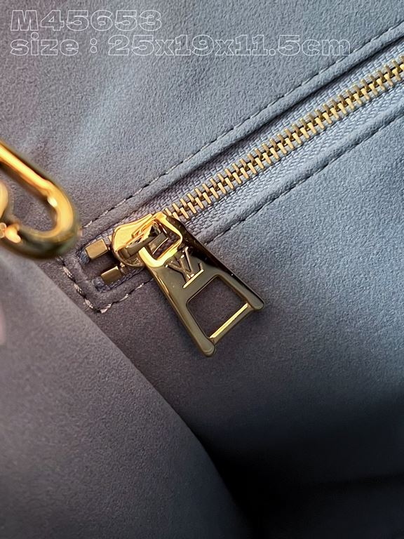 Exclusive M45653 Light Blue Embossed 】M46840 This OnTheGo pouch is crafted from Monogram Empreinte leather in a gentle palette of LV's letters and Monogram floral embossing, which shimmers in the small, square shape. A r