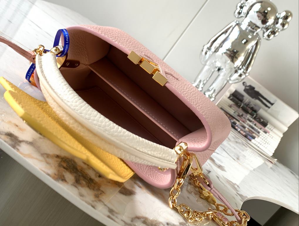 special gradeM20845 Grapefruit Pink Floral TricotThis Capucines mini handbag is a soft and feminine piece a Taurillon leather body with a light-colored flap and top handle, and an enameled Monogram floral chain that can 