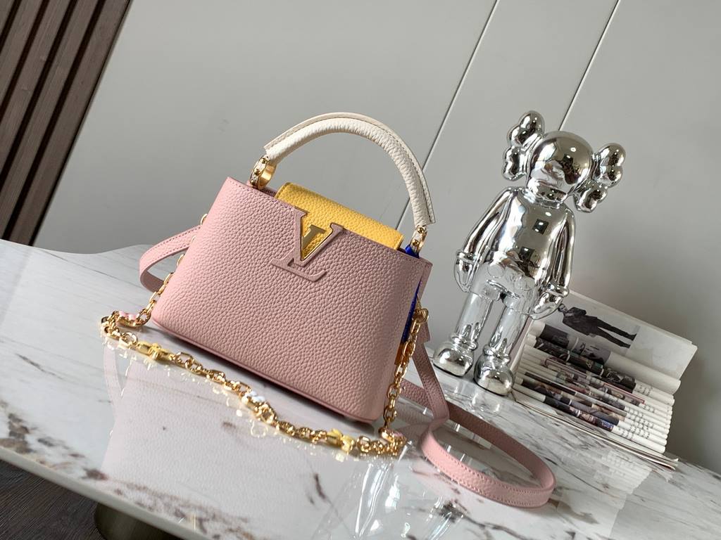 special gradeM20845 Grapefruit Pink Floral TricotThis Capucines mini handbag is a soft and feminine piece a Taurillon leather body with a light-colored flap and top handle, and an enameled Monogram floral chain that can 