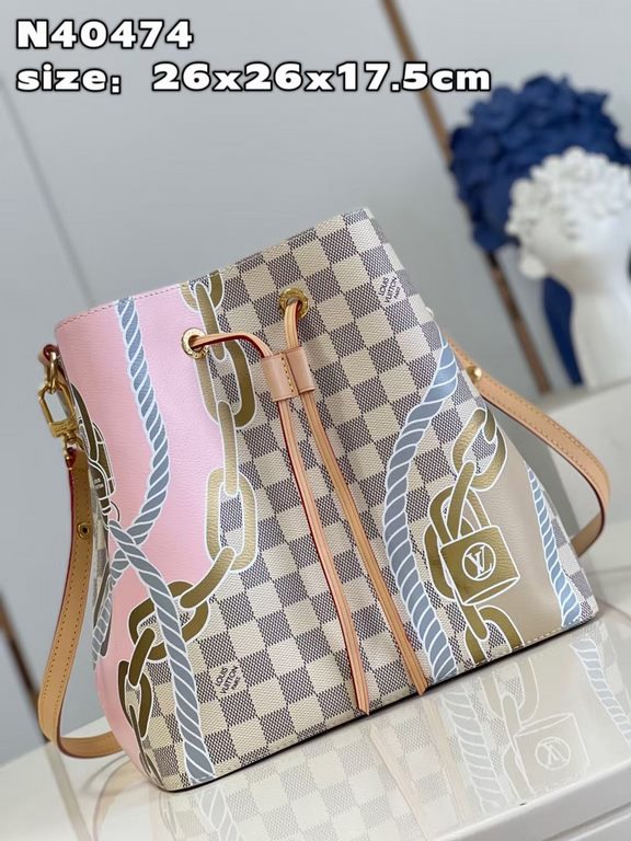 N40474 】This medium NéoNoé bag is made of Damier Azur canvas and features a nautical print of ropes and chains for a summery look. The zippered interior pocket keeps your essentials safe, while the adjustable shoulder st