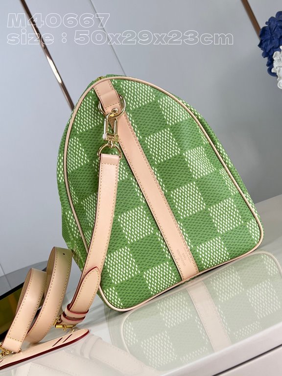 【Exclusive Actual M40667 Green Grid 】The new Damier Golf coated canvas is classic and bold, and its golf-links colorway brings a gorgeous look to the keep all bandou lier 50. Cowhide side straps and top carry handles acc