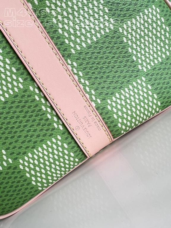 【Exclusive Actual M40667 Green Grid 】The new Damier Golf coated canvas is classic and bold, and its golf-links colorway brings a gorgeous look to the keep all bandou lier 50. Cowhide side straps and top carry handles acc