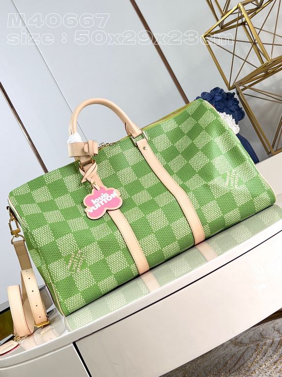 【Exclusive Actual M40667 Green Grid 】The new Damier Golf coated canvas is classic and bold, and its golf-links colorway brings a gorgeous look to the keep all bandou lier 50. Cowhide side straps and top carry handles acc