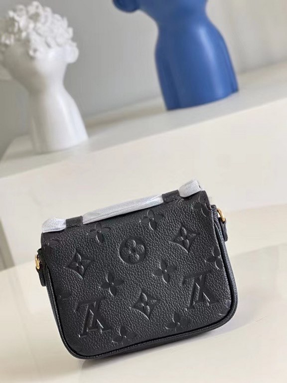 TopM81390 Black  This Micro Métis messenger chain bag is crafted from supple Monogram Empreinte leather and condenses the design of the classic Pochette Métis handbag into a pocket-sized version.The S-lock closure is der