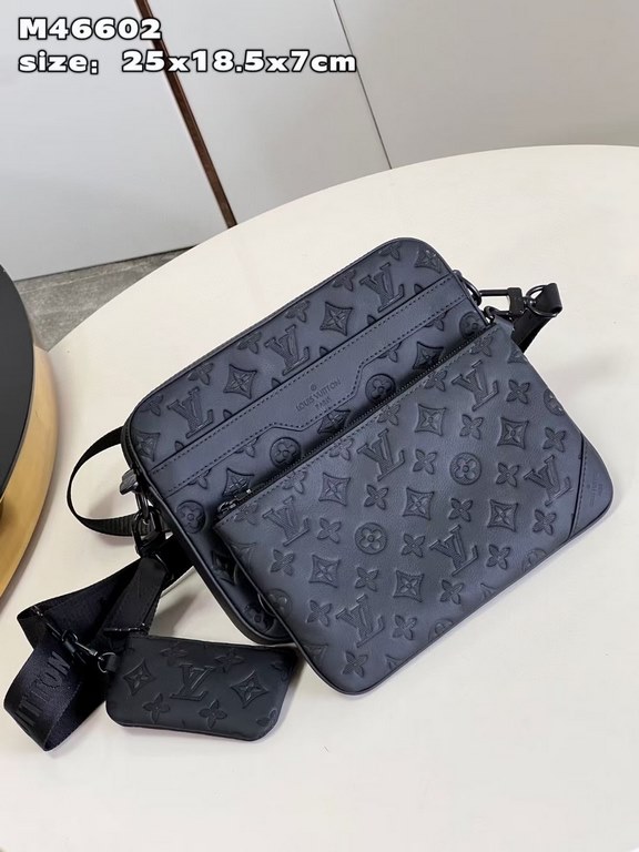 Top M46602 M69443 This Trio messenger bag is crafted from Monogram-embossed cowhide leather and features a zippered front pocket and a small detachable coin purse on the shoulder strap, which complement the main compartm