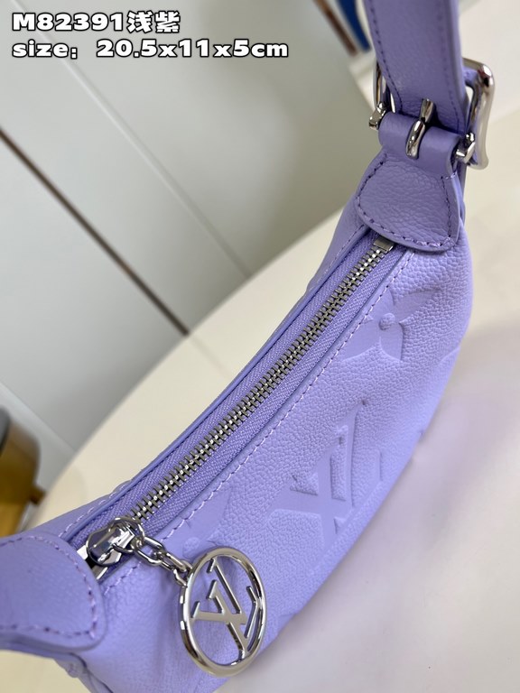 Exclusive M82391 Light Purple 】M82426 Mini Moon is crafted from supple Monogram Empreinte embossed leather, with eye-catching details like the LV Circle logo on the zipper closure giving it a jewel-like finish. The on-tr