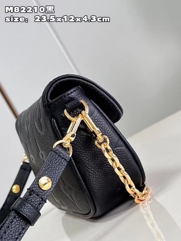 M82210 Black 】The Wallet on Chain Ivy is embossed with a large Monogram pattern on grained Monogram Empreinte leather, making it an on-trend choice for everyday travel and evening occasions. The short chain and detachabl