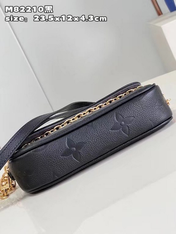 M82210 Black 】The Wallet on Chain Ivy is embossed with a large Monogram pattern on grained Monogram Empreinte leather, making it an on-trend choice for everyday travel and evening occasions. The short chain and detachabl