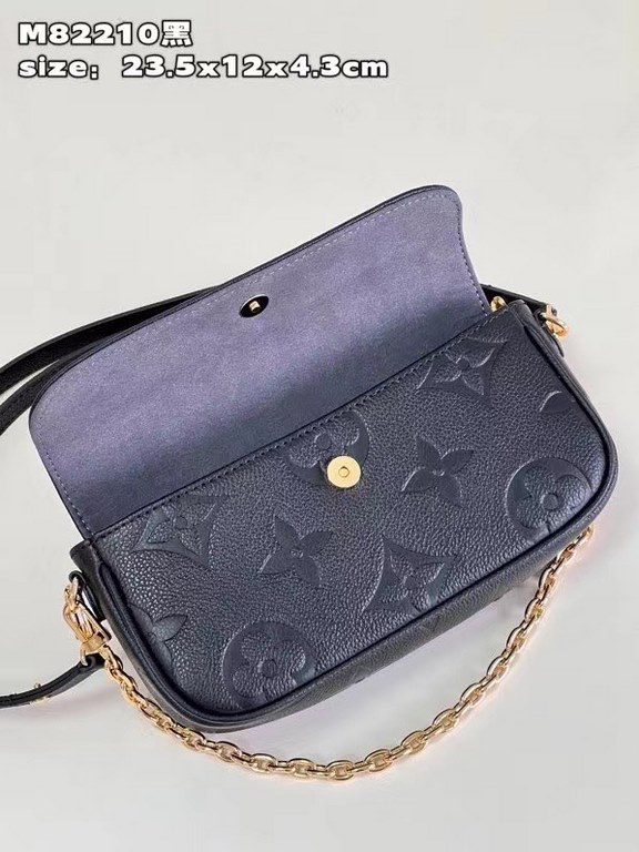 M82210 Black 】The Wallet on Chain Ivy is embossed with a large Monogram pattern on grained Monogram Empreinte leather, making it an on-trend choice for everyday travel and evening occasions. The short chain and detachabl