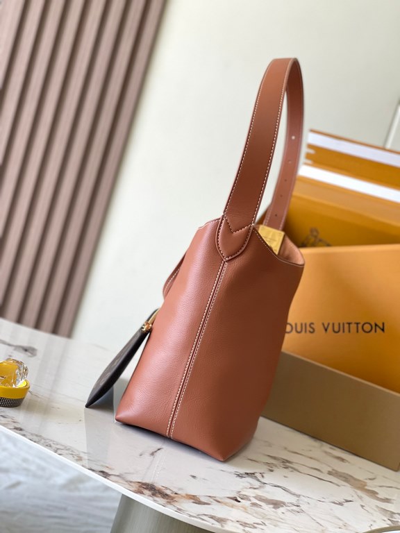 Special MB Chip Edition Original LeatherLow Key Hobo SmallSoft cowhide leather outlines the elegant lines, with suede lining to release the trend, showing the brand's exquisite craftsmanship.Model M25354 Brown Dynamic Ch