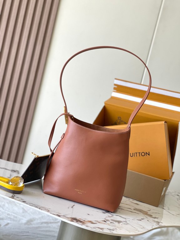 Special MB Chip Edition Original LeatherLow Key Hobo SmallSoft cowhide leather outlines the elegant lines, with suede lining to release the trend, showing the brand's exquisite craftsmanship.Model M25354 Brown Dynamic Ch