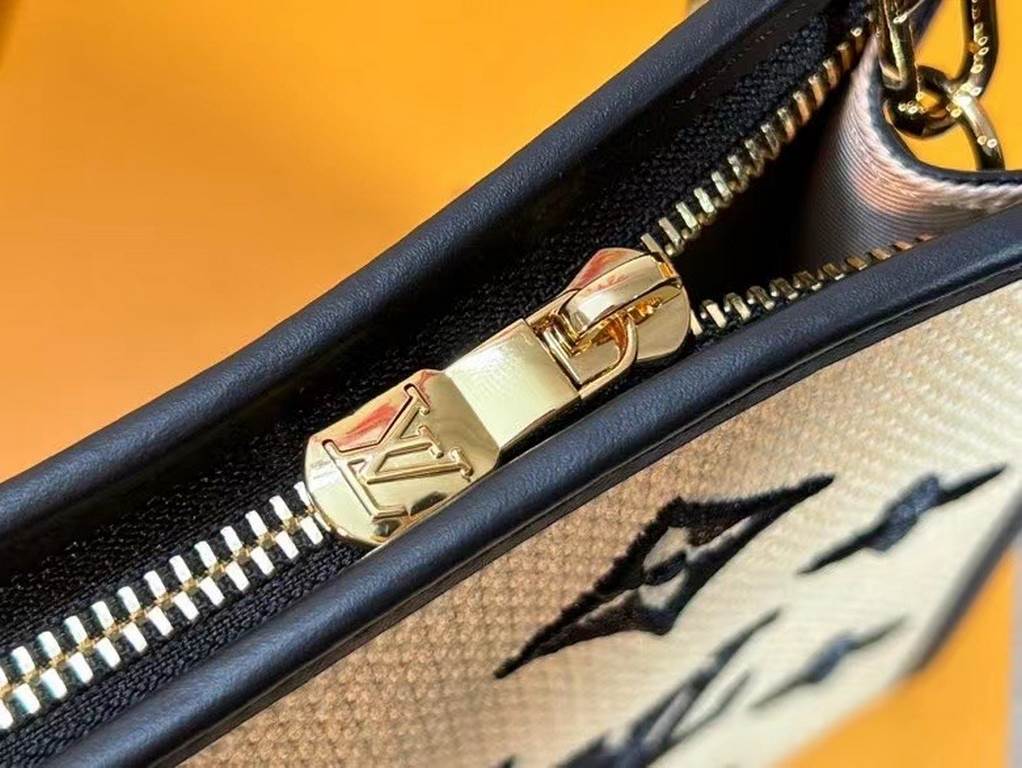 M82521, LV Wash Bag, Cosmetic Bag Chain is crafted from natural cotton with a black flower bet lettering pattern and coordinating leather trim. This model was inspired by the Poche Toilette cosmetic bag created in 1901, 