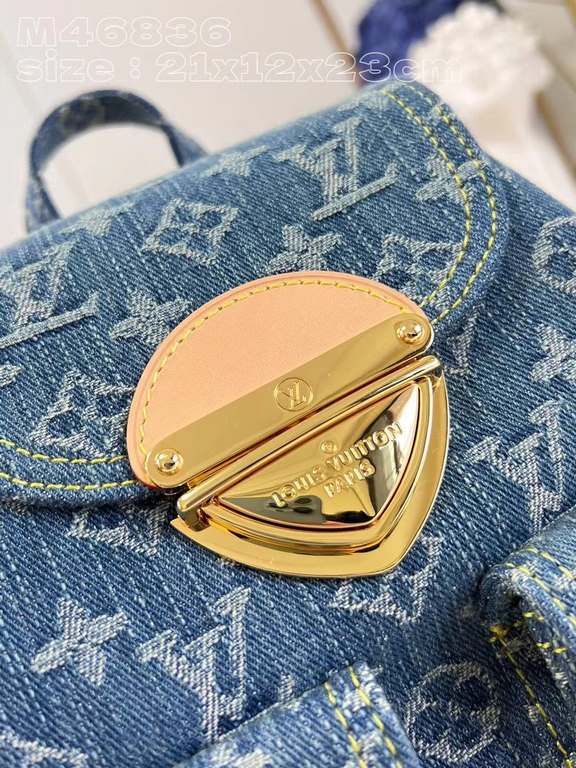 M46836 】The Venice shoulder bag is made of Monogram Denim denim canvas woven from certified cotton and sandwashed to accentuate the sharp lines. Size 21-12-23