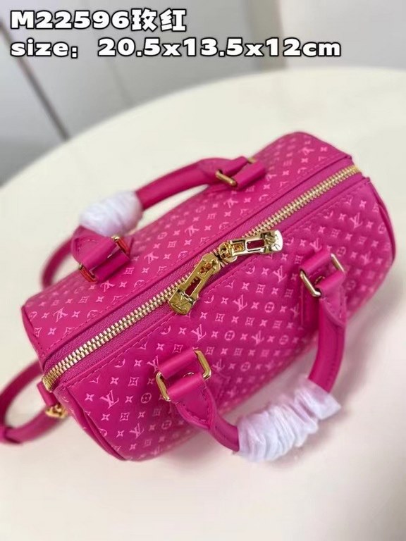 M22596 Rose M22286 Speedy 20 handbag from the Nanogram special collection in cowhide leather with a miniature version of the Monogram pattern. The chic silhouette is recognizable by its engraved padlock and comes with a 