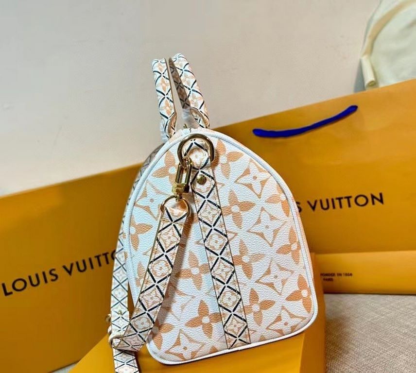 New in M23073 apricot, the Speedy Bandoulière 25 handbag is made of coated canvas with a pastel effect of the Giant Monogram pattern, and an intricate motif for the trim, handles, handle loops, and lining inspired by the