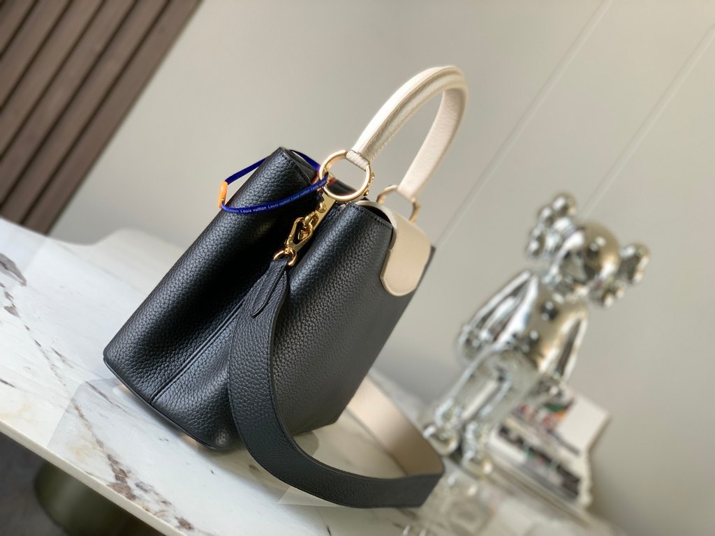 M59466 Black with Pearl Platinum Clasp]A modern clash of shades in full-grain cowhide leather, this medium Capucines bag features the iconic LV alphabet and side loops, top handles and a detachable shoulder strap for ver