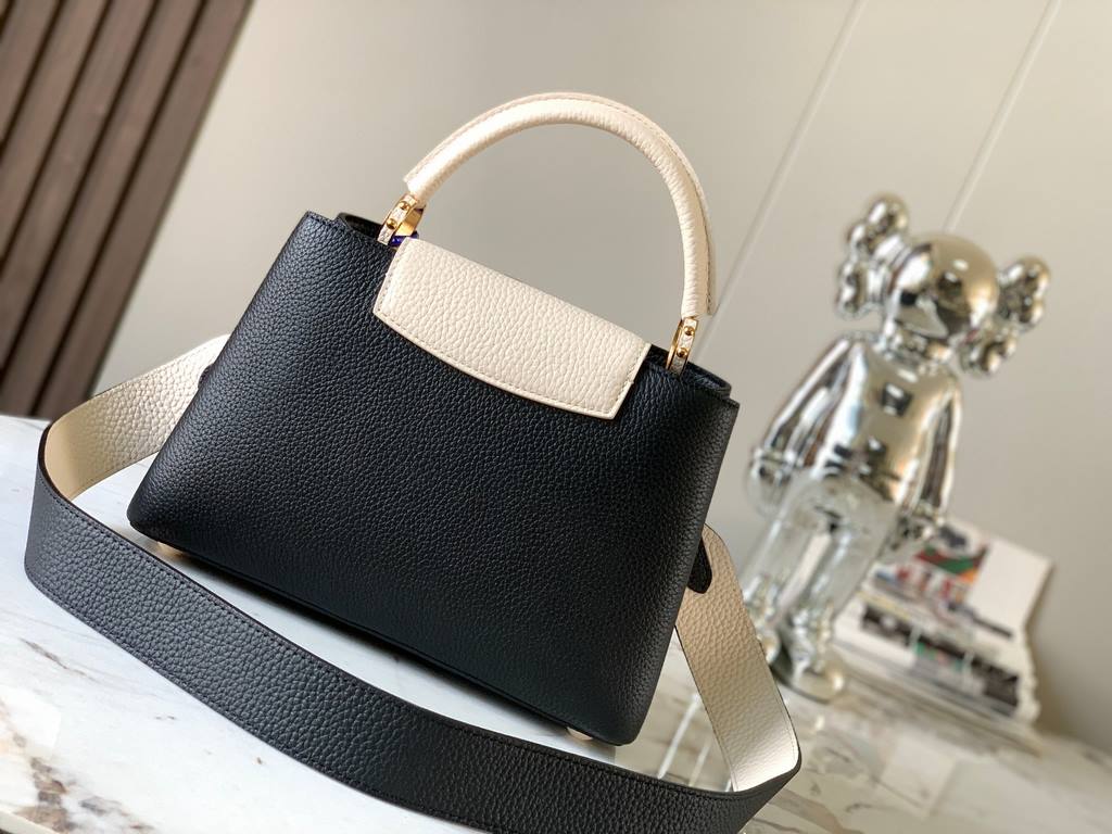 M59465 Black with Pearl Platinum Buckle]A modern clash of shades in full-grain cowhide leather, this Capucines BB bag features the iconic LV alphabet and side loops, top handles and a detachable shoulder strap for versat