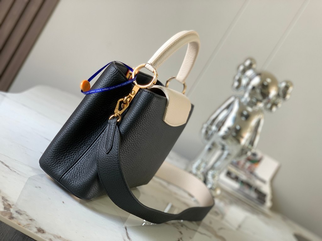 M59465 Black with Pearl Platinum Buckle]A modern clash of shades in full-grain cowhide leather, this Capucines BB bag features the iconic LV alphabet and side loops, top handles and a detachable shoulder strap for versat