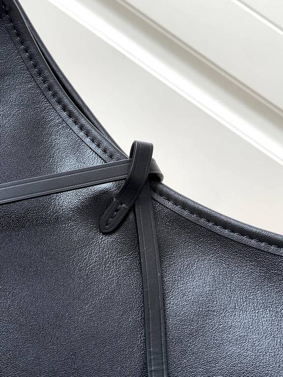 Top M25413 Black LeatherA sleek, slouchy silhouette in supple sheepskin, this CarryAll Dark medium bag added attention to the SpringSummer 2024 show looks. Polished metal pieces are complemented by a tactile, slightly wr