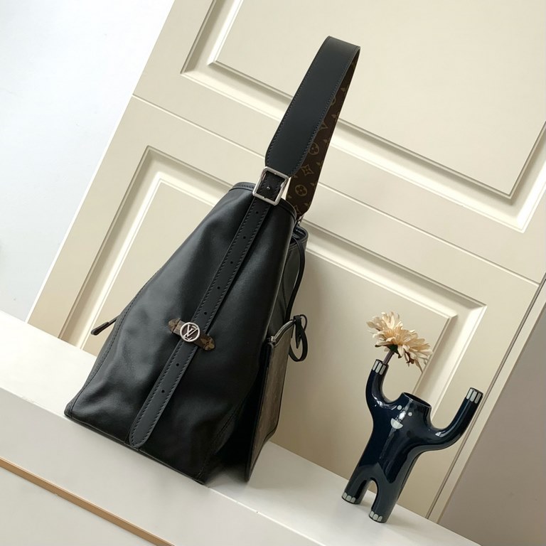 Top M25413 Black LeatherA sleek, slouchy silhouette in supple sheepskin, this CarryAll Dark medium bag added attention to the SpringSummer 2024 show looks. Polished metal pieces are complemented by a tactile, slightly wr