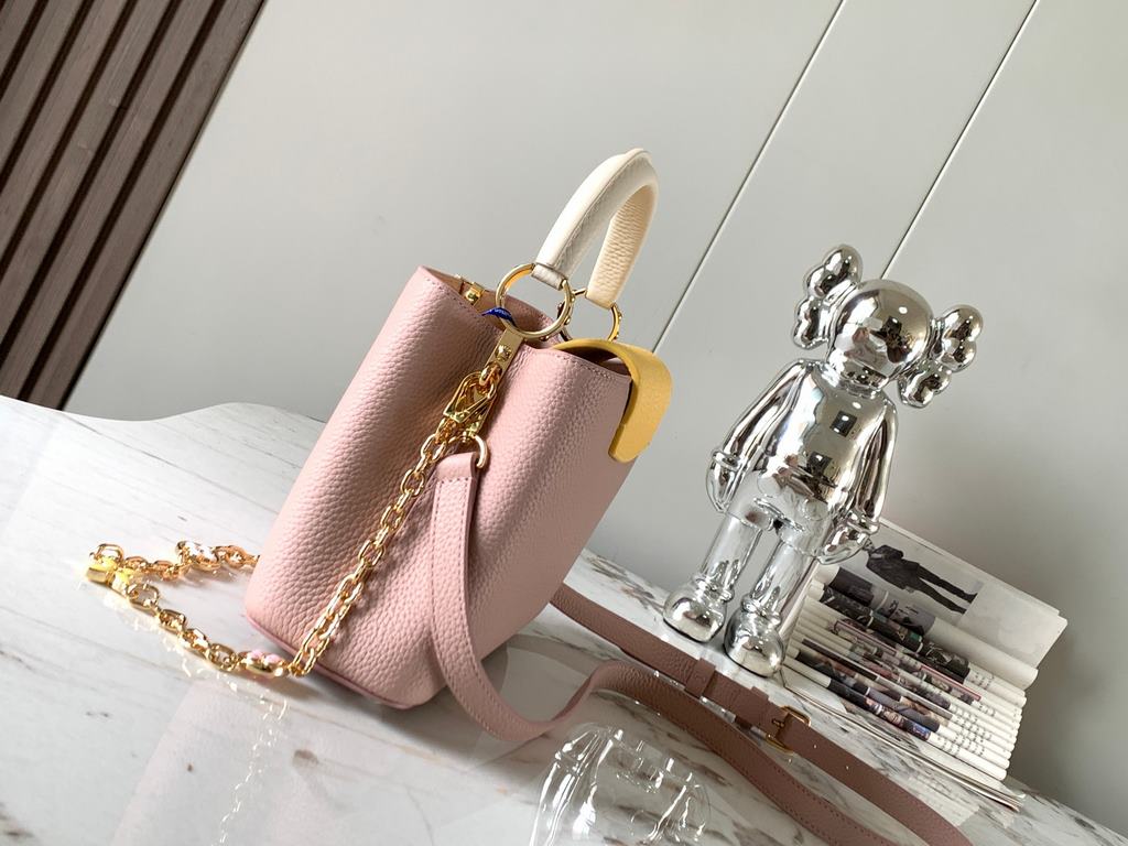 special gradeM20844 Grapefruit Pink Floral TrioThis Capucines BB bag is made of Taurillon leather, with shades of the same color, making the classic shape even more striking. With an enameled Monogram floral chain, it ca