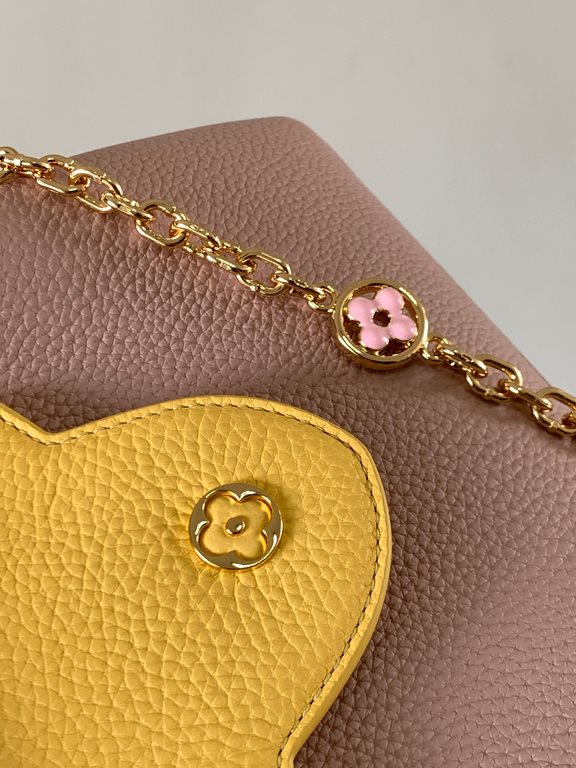 special gradeM20844 Grapefruit Pink Floral TrioThis Capucines BB bag is made of Taurillon leather, with shades of the same color, making the classic shape even more striking. With an enameled Monogram floral chain, it ca