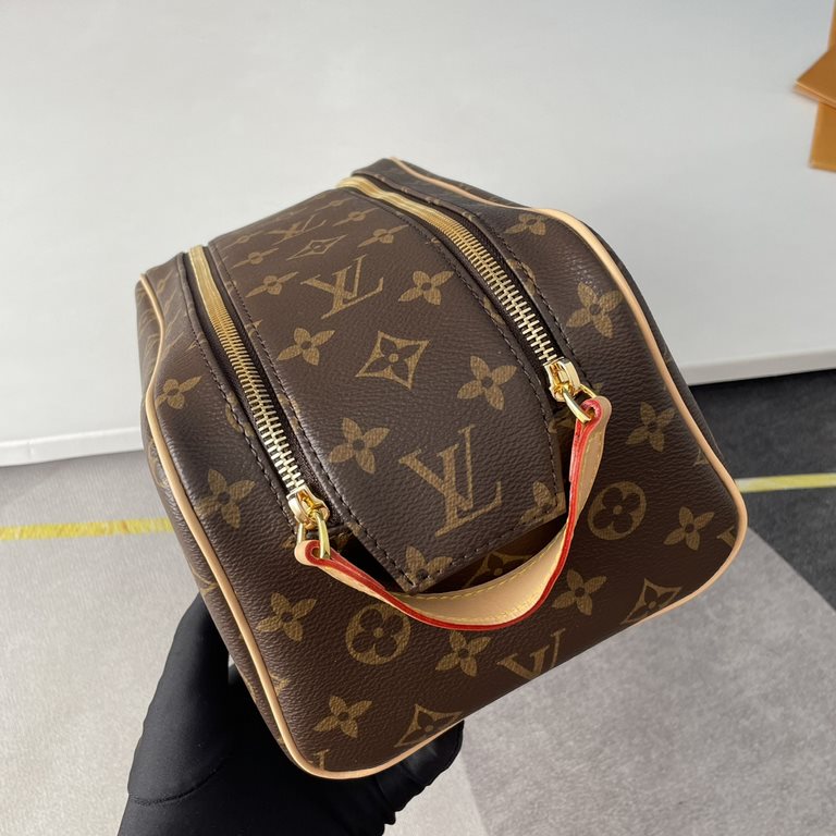 Top    Overseas Original M47528 Exclusive! Louis Vuitton's iconic Monogram canvas and cowhide leather trimmings give the Dopp toiletry bag its classic charm, with an ample interior for safe storage of toiletries and a zi