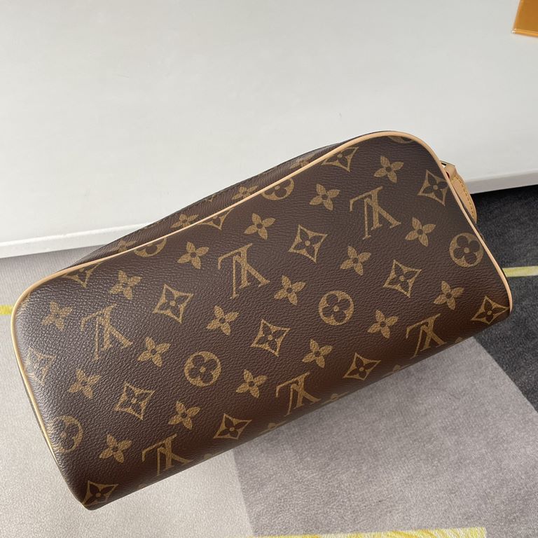 Top    Overseas Original M47528 Exclusive! Louis Vuitton's iconic Monogram canvas and cowhide leather trimmings give the Dopp toiletry bag its classic charm, with an ample interior for safe storage of toiletries and a zi