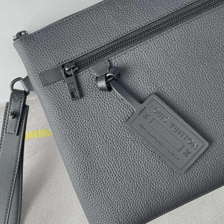 Top    Overseas Original M69837 Black Exclusive Actual! The new LV Aerogram clutch is a restrained design with an on-trend flair. The soft, supple cowhide leather resembles an old-fashioned airline letterhead, while the 